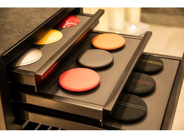 エメヤ Ｒ　ファイアグローオレンジ／マグネタイトインテリア　エグゼクティブシートパック（４人乗り）２２インチホイール　カーボンパック　ドアミラーサイドカメラ（67枚目）