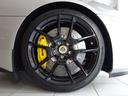 フロント 8.0Jx19 235/35ZR19 リア9.5Jx20 285/30ZR20 サスペンションは前後ダブルウィッシュボーン 単筒式ビルシュタイン製ダンパーに、アイバッハ製スプリングの組合わせ