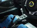 運転席上部からです、ステアリングの中央にあるロータスのロゴ、シンプルなデザインのシフト周り、アルミモノコックが見える室内はロータスを持つ喜びを演出し、ドライブに出かける機会を増やしてくれます。