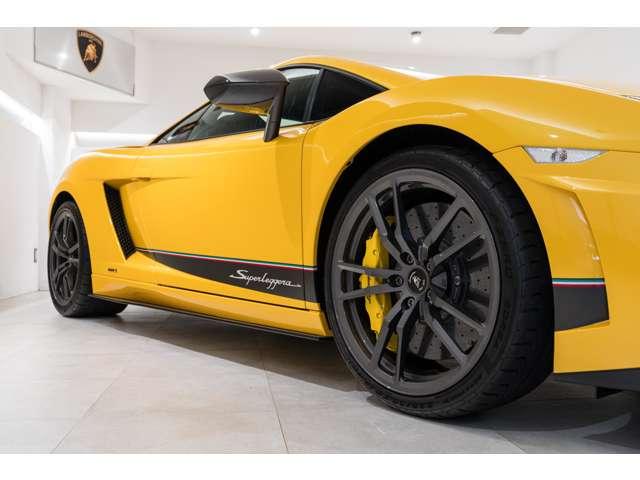 ガヤルド ＬＰ５７０－４スーパーレジェーラ　４ＷＤ　左ハンドル　フロア６ＭＴ　バックカメラ　横滑り防止装置　ＥＴＣ　アルミホイール　ディスチャージドヘッドライト　ナビ（12枚目）