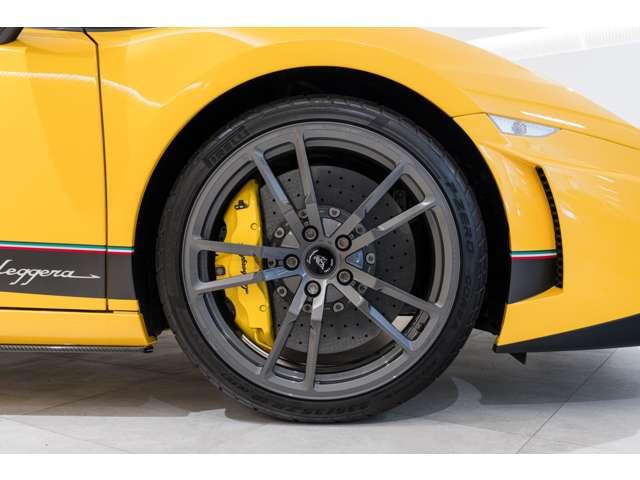 ガヤルド ＬＰ５７０－４スーパーレジェーラ　４ＷＤ　左ハンドル　フロア６ＭＴ　バックカメラ　横滑り防止装置　ＥＴＣ　アルミホイール　ディスチャージドヘッドライト　ナビ（13枚目）