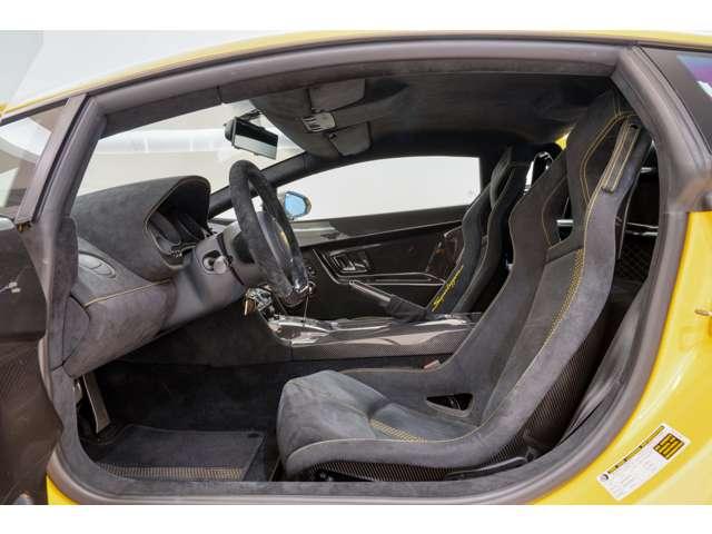 ガヤルド ＬＰ５７０－４スーパーレジェーラ　４ＷＤ　左ハンドル　フロア６ＭＴ　バックカメラ　横滑り防止装置　ＥＴＣ　アルミホイール　ディスチャージドヘッドライト　ナビ（24枚目）