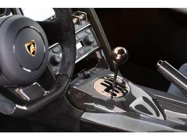 ガヤルド ＬＰ５７０－４スーパーレジェーラ　４ＷＤ　左ハンドル　フロア６ＭＴ　バックカメラ　横滑り防止装置　ＥＴＣ　アルミホイール　ディスチャージドヘッドライト　ナビ（30枚目）
