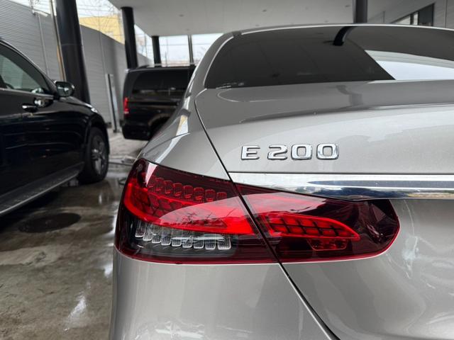 Ｅクラス Ｅ２００　スポーツ　後期モデル　ＭＢＵＸ　ＡＭＧラインインテリアパッケージ　エクスクルーシブパッケージ　３６０度カメラ　６４色アンビエントライト　レーダーセーフティパッケージ（52枚目）