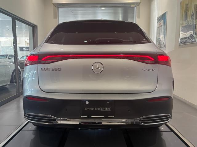 ＥＱＥ ＳＵＶ ＥＱＥ３５０　４マチック　ＳＵＶ　ＡＭＧラインパケジ　弊社デモカーアップ／パノラミックスライディングルーフ／ヘッドアップディスプレイ／エアサスペンション／フットトランクオープナー／ＡｐｐｌｅＣａｒＰｌａｙ　アンビエントライト／ＥＱケア／認定中古車保証（5枚目）