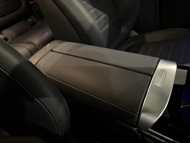 ＧＬＣ ＧＬＣ２２０ｄ　４ＭクペドライバズＰ＋ＡＭＧラインＰ　ＡＭＧライン　ＡＭＧレザーエクスクルーシブパッケージ　ドライバーズパッケージ　パノラミックスライディングルーフ　リアアクスルステアリング　本革シート　エアサスペンション　アンビエントライト（20枚目）