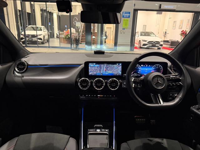 ＧＬＡクラス ＧＬＡ１８０　ＡＭＧラインパッケージ　ＡＭＧライン　メモリー付きパワーシート　シートヒーター　アンビエントライト　フットトランクオープナー　ワイヤレスチャージング　３６０°バックカメラ　プライバシーガラス　弊社デモアップ車両（3枚目）