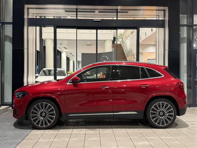 ＧＬＡクラス ＧＬＡ１８０　ＡＭＧラインパッケージ　ＡＭＧライン　メモリー付きパワーシート　シートヒーター　アンビエントライト　フットトランクオープナー　ワイヤレスチャージング　３６０°バックカメラ　プライバシーガラス　弊社デモアップ車両（4枚目）