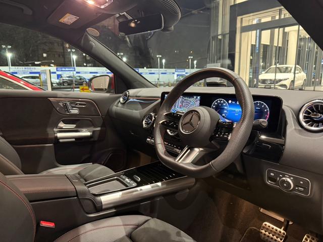 ＧＬＡクラス ＧＬＡ１８０　ＡＭＧラインパッケージ　ＡＭＧライン　メモリー付きパワーシート　シートヒーター　アンビエントライト　フットトランクオープナー　ワイヤレスチャージング　３６０°バックカメラ　プライバシーガラス　弊社デモアップ車両（6枚目）