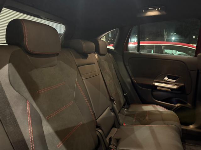 ＧＬＡクラス ＧＬＡ１８０　ＡＭＧラインパッケージ　ＡＭＧライン　メモリー付きパワーシート　シートヒーター　アンビエントライト　フットトランクオープナー　ワイヤレスチャージング　３６０°バックカメラ　プライバシーガラス　弊社デモアップ車両（8枚目）