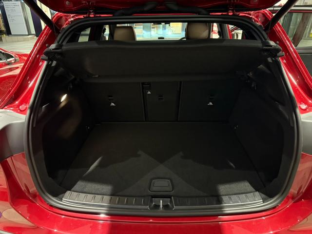 ＧＬＡクラス ＧＬＡ１８０　ＡＭＧラインパッケージ　ＡＭＧライン　メモリー付きパワーシート　シートヒーター　アンビエントライト　フットトランクオープナー　ワイヤレスチャージング　３６０°バックカメラ　プライバシーガラス　弊社デモアップ車両（9枚目）