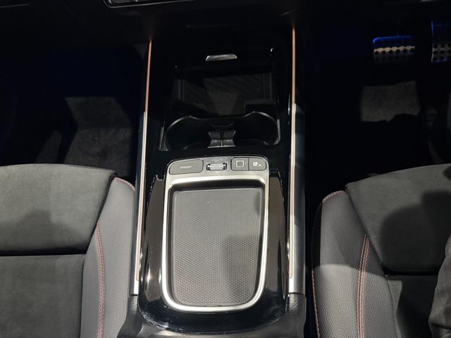 ＧＬＡクラス ＧＬＡ１８０　ＡＭＧラインパッケージ　ＡＭＧライン　メモリー付きパワーシート　シートヒーター　アンビエントライト　フットトランクオープナー　ワイヤレスチャージング　３６０°バックカメラ　プライバシーガラス　弊社デモアップ車両（16枚目）