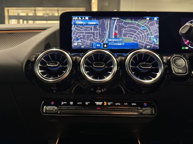 ＧＬＡクラス ＧＬＡ１８０　ＡＭＧラインパッケージ　ＡＭＧライン　メモリー付きパワーシート　シートヒーター　アンビエントライト　フットトランクオープナー　ワイヤレスチャージング　３６０°バックカメラ　プライバシーガラス　弊社デモアップ車両（17枚目）