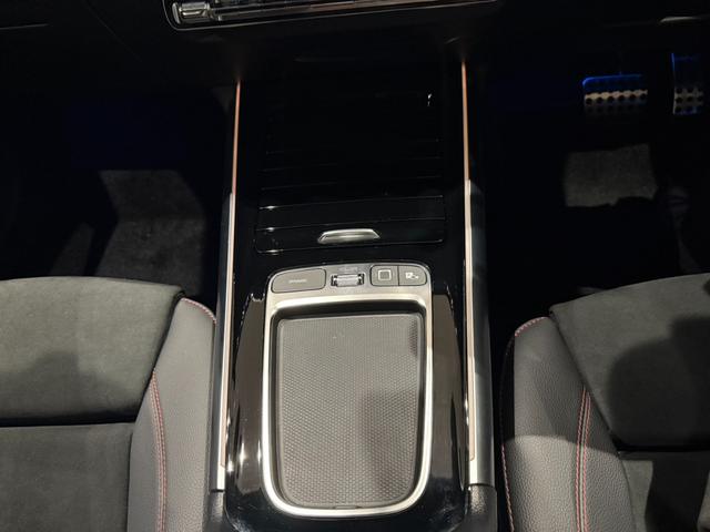 ＧＬＡクラス ＧＬＡ１８０　ＡＭＧラインパッケージ　ＡＭＧライン　メモリー付きパワーシート　シートヒーター　アンビエントライト　フットトランクオープナー　ワイヤレスチャージング　３６０°バックカメラ　プライバシーガラス　弊社デモアップ車両（18枚目）