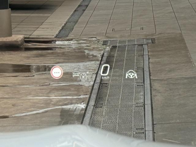 CLE CLE200 カブリオレ スポーツ レザーEX ドライバーズP 幌黒 茶本革 ヘッドアップディスプレイ ブルメスター シートベンチレーター 360°カメラ アンビエントライト メモリー付きパワーシート メルセデスケア継承(38枚目)