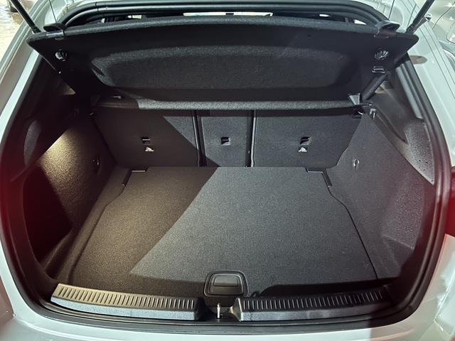 Aクラス A180 AMGライン A180 AMGラインパッケージ 18インチアルミホイール シートヒーター メモリー付きパワーシート レーダーセーフティーP アンビエントライト MBUX 純正ドラレコ前後 ワイヤレスチャージング(8枚目)