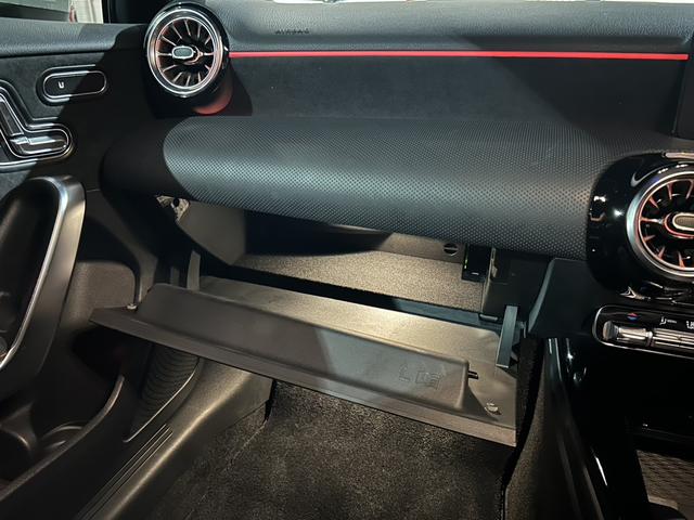 Aクラス A180 AMGライン A180 AMGラインパッケージ 18インチアルミホイール シートヒーター メモリー付きパワーシート レーダーセーフティーP アンビエントライト MBUX 純正ドラレコ前後 ワイヤレスチャージング(41枚目)