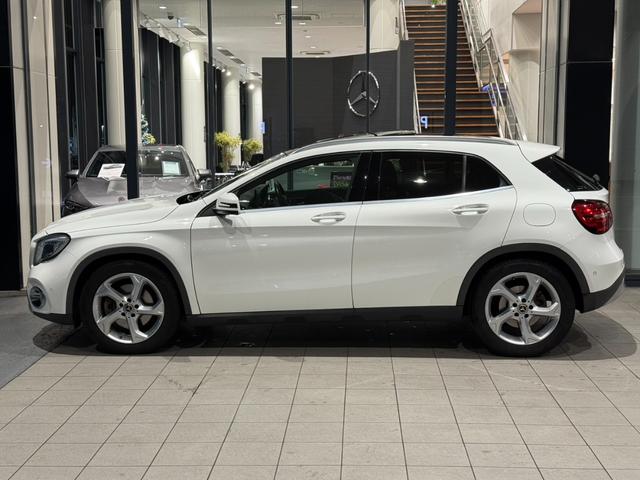 GLAクラス GLA220 4マチック 当社下取り プレミアムP 黒本革 パノラマ シートヒーター メモリー付きパワーシート ハーマンカードン アンビエントライト Apple Car play レーダーセーフティパッケージ 認定中古車保障(2枚目)