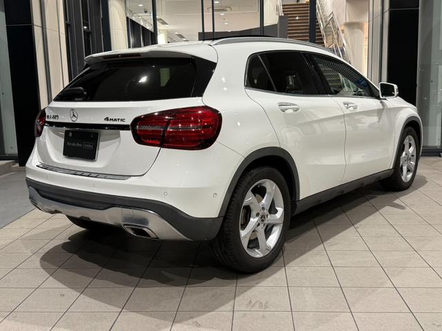 GLAクラス GLA220 4マチック 当社下取り プレミアムP 黒本革 パノラマ シートヒーター メモリー付きパワーシート ハーマンカードン アンビエントライト Apple Car play レーダーセーフティパッケージ 認定中古車保障(3枚目)