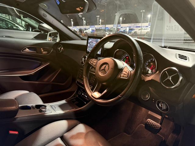 GLAクラス GLA220 4マチック 当社下取り プレミアムP 黒本革 パノラマ シートヒーター メモリー付きパワーシート ハーマンカードン アンビエントライト Apple Car play レーダーセーフティパッケージ 認定中古車保障(4枚目)