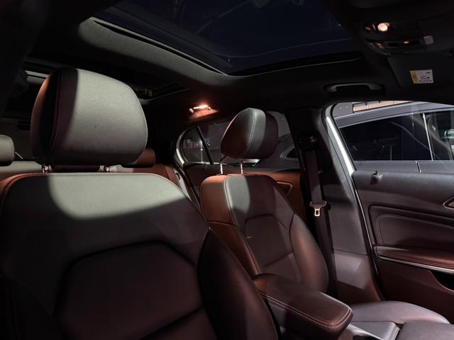 GLAクラス GLA220 4マチック 当社下取り プレミアムP 黒本革 パノラマ シートヒーター メモリー付きパワーシート ハーマンカードン アンビエントライト Apple Car play レーダーセーフティパッケージ 認定中古車保障(5枚目)