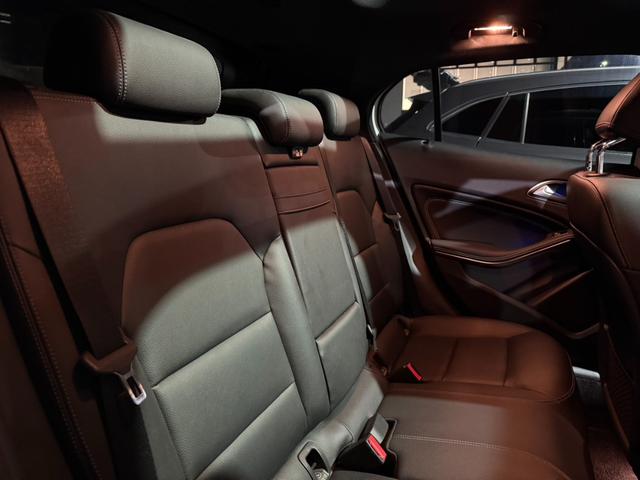 GLAクラス GLA220 4マチック 当社下取り プレミアムP 黒本革 パノラマ シートヒーター メモリー付きパワーシート ハーマンカードン アンビエントライト Apple Car play レーダーセーフティパッケージ 認定中古車保障(7枚目)