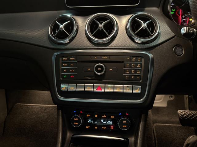 GLAクラス GLA220 4マチック 当社下取り プレミアムP 黒本革 パノラマ シートヒーター メモリー付きパワーシート ハーマンカードン アンビエントライト Apple Car play レーダーセーフティパッケージ 認定中古車保障(14枚目)