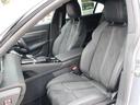 アルカンタラ/テップレザーのシートは、シートヒーターや運転席シートメモリーも装備