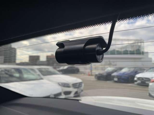 Ｅクラス Ｅ２２０ｄ　スポーツ　ディーゼルターボ　ＡＭＧインテリアＰＫＧ　アダプティブクルーズコントロール　レーンキープアシスト　パーキングアシスト　全周囲カメラ　ドライブレコーダー　ＨＤＤナビ　本革シート　認定中古車（4枚目）