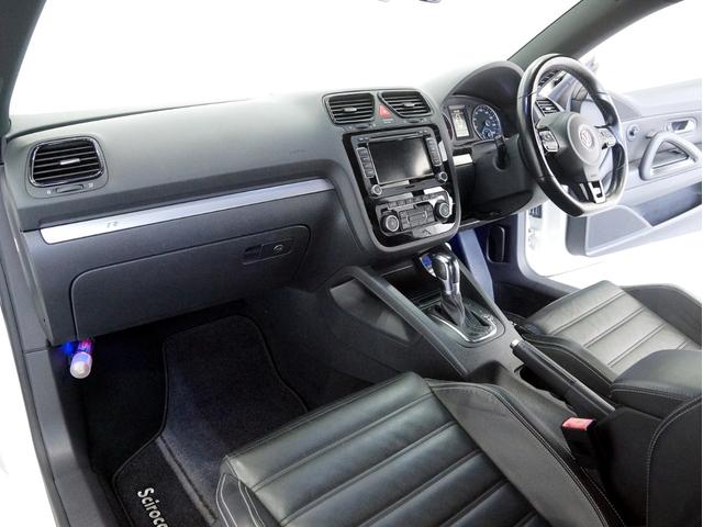 シロッコ Ｒ　２ＬターボＥＧ　６速ＤＳＧ　天張り張替済　ＡＤＶＡＮ１９インチＡＷ　Ｈ＆Ｒダウンサス（純正サス有り）　Ｆリップスポイラー　レザーパワーシート　純正ナビＴＶ　ＥＴＣ　キセノン　電動格納ミラー　スペアキー（20枚目）