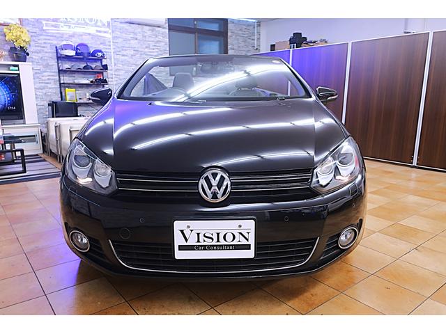 ゴルフカブリオレ 赤幌電動オープン 黒革ヒーター付きシート 社外ワイドナビ バックカメラ/ドラレコ/ETC クルコン キセノン/フォグランプ 本革ステアリング 純正17inAW 車検R9年12月 取説/新保/Sキー 直4IC付ターボ+Sチャージャー160ps/24.5kg・m(5枚目)