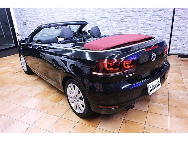 ゴルフカブリオレ 赤幌電動オープン 黒革ヒーター付きシート 社外ワイドナビ バックカメラ/ドラレコ/ETC クルコン キセノン/フォグランプ 本革ステアリング 純正17inAW 車検R9年12月 取説/新保/Sキー 直4IC付ターボ+Sチャージャー160ps/24.5kg・m(10枚目)
