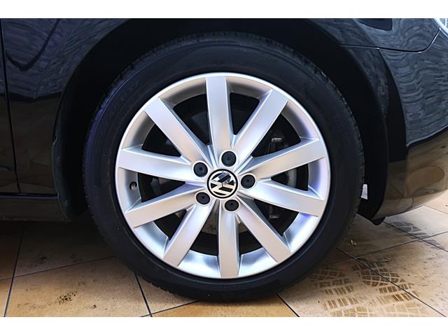 ゴルフカブリオレ 赤幌電動オープン 黒革ヒーター付きシート 社外ワイドナビ バックカメラ/ドラレコ/ETC クルコン キセノン/フォグランプ 本革ステアリング 純正17inAW 車検R9年12月 取説/新保/Sキー 直4IC付ターボ+Sチャージャー160ps/24.5kg・m(17枚目)