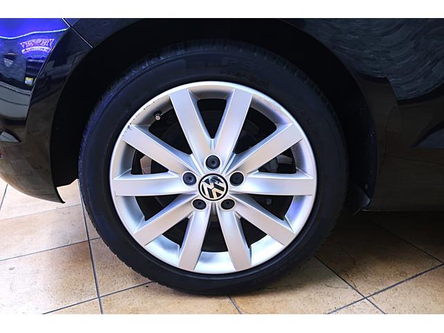 ゴルフカブリオレ 赤幌電動オープン 黒革ヒーター付きシート 社外ワイドナビ バックカメラ/ドラレコ/ETC クルコン キセノン/フォグランプ 本革ステアリング 純正17inAW 車検R9年12月 取説/新保/Sキー 直4IC付ターボ+Sチャージャー160ps/24.5kg・m(19枚目)