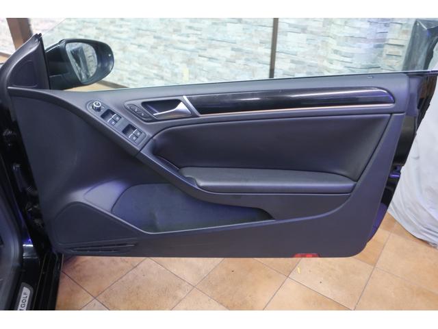 ゴルフカブリオレ 赤幌電動オープン 黒革ヒーター付きシート 社外ワイドナビ バックカメラ/ドラレコ/ETC クルコン キセノン/フォグランプ 本革ステアリング 純正17inAW 車検R9年12月 取説/新保/Sキー 直4IC付ターボ+Sチャージャー160ps/24.5kg・m(22枚目)