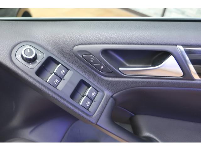 ゴルフカブリオレ 赤幌電動オープン 黒革ヒーター付きシート 社外ワイドナビ バックカメラ/ドラレコ/ETC クルコン キセノン/フォグランプ 本革ステアリング 純正17inAW 車検R9年12月 取説/新保/Sキー 直4IC付ターボ+Sチャージャー160ps/24.5kg・m(23枚目)