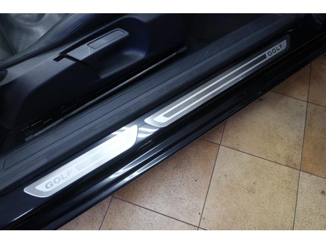 ゴルフカブリオレ 赤幌電動オープン 黒革ヒーター付きシート 社外ワイドナビ バックカメラ/ドラレコ/ETC クルコン キセノン/フォグランプ 本革ステアリング 純正17inAW 車検R9年12月 取説/新保/Sキー 直4IC付ターボ+Sチャージャー160ps/24.5kg・m(24枚目)