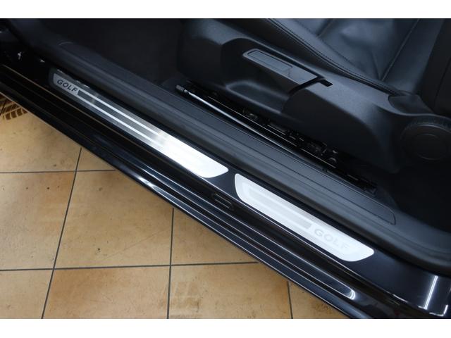 ゴルフカブリオレ 赤幌電動オープン 黒革ヒーター付きシート 社外ワイドナビ バックカメラ/ドラレコ/ETC クルコン キセノン/フォグランプ 本革ステアリング 純正17inAW 車検R9年12月 取説/新保/Sキー 直4IC付ターボ+Sチャージャー160ps/24.5kg・m(26枚目)