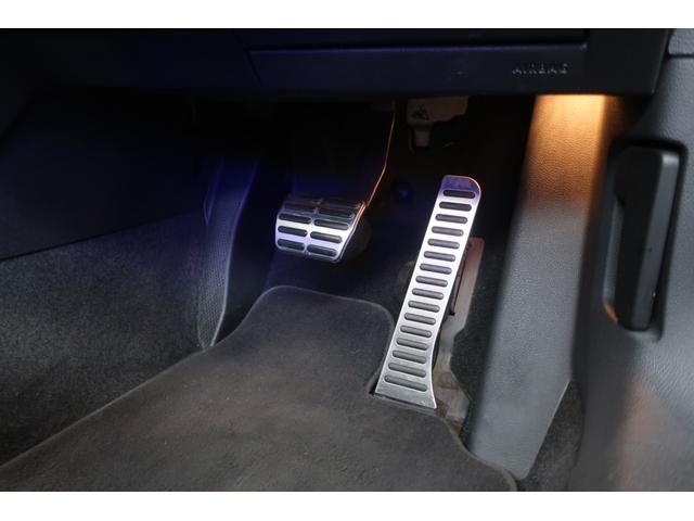 ゴルフカブリオレ 赤幌電動オープン 黒革ヒーター付きシート 社外ワイドナビ バックカメラ/ドラレコ/ETC クルコン キセノン/フォグランプ 本革ステアリング 純正17inAW 車検R9年12月 取説/新保/Sキー 直4IC付ターボ+Sチャージャー160ps/24.5kg・m(35枚目)