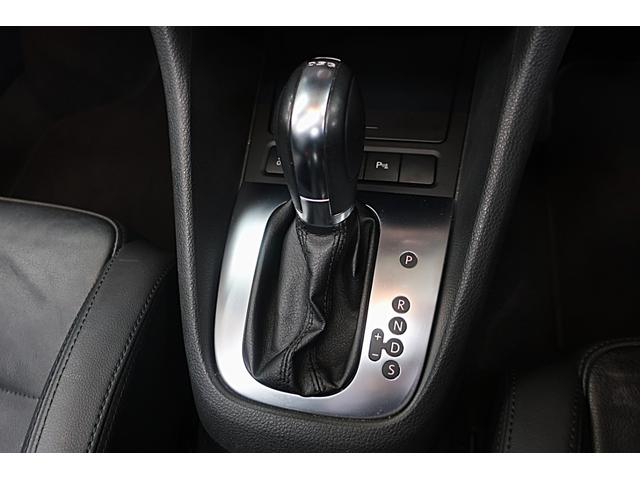 ゴルフカブリオレ 赤幌電動オープン 黒革ヒーター付きシート 社外ワイドナビ バックカメラ/ドラレコ/ETC クルコン キセノン/フォグランプ 本革ステアリング 純正17inAW 車検R9年12月 取説/新保/Sキー 直4IC付ターボ+Sチャージャー160ps/24.5kg・m(44枚目)