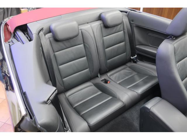 ゴルフカブリオレ 赤幌電動オープン 黒革ヒーター付きシート 社外ワイドナビ バックカメラ/ドラレコ/ETC クルコン キセノン/フォグランプ 本革ステアリング 純正17inAW 車検R9年12月 取説/新保/Sキー 直4IC付ターボ+Sチャージャー160ps/24.5kg・m(50枚目)