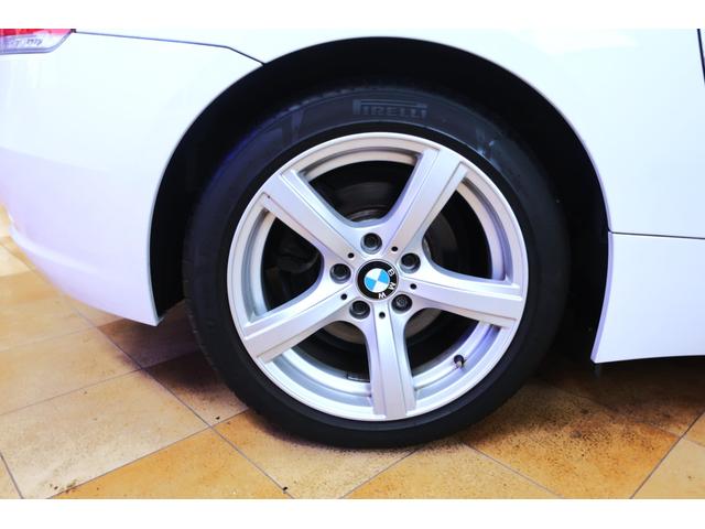 Ｚ４ ｓＤｒｉｖｅ２３ｉデザインピュアホワイト　直６エンジン　アイボリー本革ヒーター付シート＆ウッドインテリア　オートクルーズコントロール　キセノン　ワイドナビ／ＴＶ／Ｂカメラ／コーナーセンサー／ドラレコ　Ｇ１７ｉｎＡＷ　直６／２．５Ｌ２０４ｐｓパドル付６速ＡＴ（28枚目）