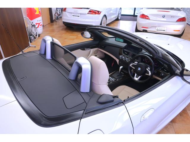 Ｚ４ ｓＤｒｉｖｅ２３ｉデザインピュアホワイト　直６エンジン　アイボリー本革ヒーター付シート＆ウッドインテリア　オートクルーズコントロール　キセノン　ワイドナビ／ＴＶ／Ｂカメラ／コーナーセンサー／ドラレコ　Ｇ１７ｉｎＡＷ　直６／２．５Ｌ２０４ｐｓパドル付６速ＡＴ（68枚目）