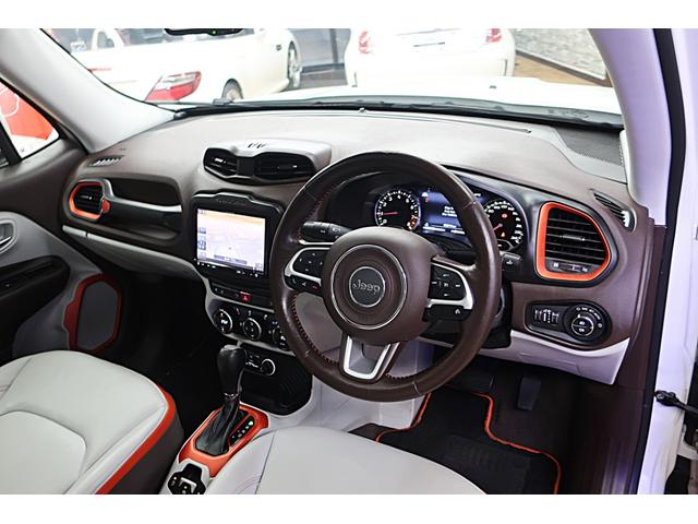 ジープ・レネゲード リミテッド　電動ガラスサンルーフ　アイボリー本革ヒーター付パワーシート　クルーズコントロール／ブラインドスポット　純正１７ｉｎＡＷ　ステアリングヒーター　ナビ／Ｂｔ／ＡＵＸ／ＵＳＢ／Ｂカメラ／ＥＴＣ　スマートキー（28枚目）