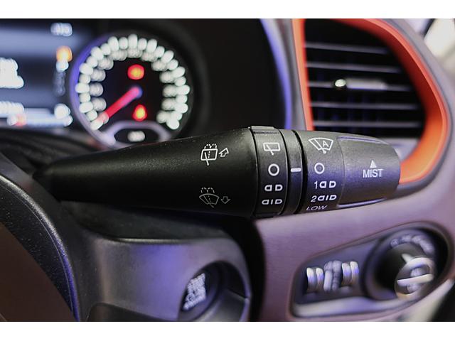 ジープ・レネゲード リミテッド　電動ガラスサンルーフ　アイボリー本革ヒーター付パワーシート　クルーズコントロール／ブラインドスポット　純正１７ｉｎＡＷ　ステアリングヒーター　ナビ／Ｂｔ／ＡＵＸ／ＵＳＢ／Ｂカメラ／ＥＴＣ　スマートキー（35枚目）