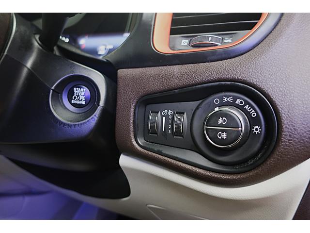 ジープ・レネゲード リミテッド　電動ガラスサンルーフ　アイボリー本革ヒーター付パワーシート　クルーズコントロール／ブラインドスポット　純正１７ｉｎＡＷ　ステアリングヒーター　ナビ／Ｂｔ／ＡＵＸ／ＵＳＢ／Ｂカメラ／ＥＴＣ　スマートキー（36枚目）