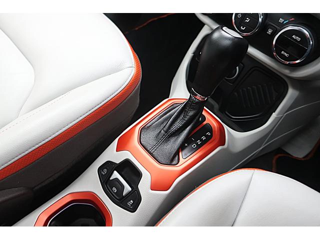 ジープ・レネゲード リミテッド　電動ガラスサンルーフ　アイボリー本革ヒーター付パワーシート　クルーズコントロール／ブラインドスポット　純正１７ｉｎＡＷ　ステアリングヒーター　ナビ／Ｂｔ／ＡＵＸ／ＵＳＢ／Ｂカメラ／ＥＴＣ　スマートキー（44枚目）