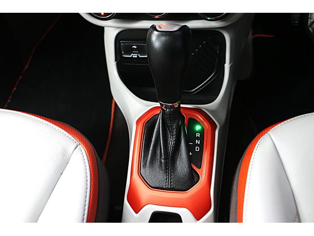 ジープ・レネゲード リミテッド　電動ガラスサンルーフ　アイボリー本革ヒーター付パワーシート　クルーズコントロール／ブラインドスポット　純正１７ｉｎＡＷ　ステアリングヒーター　ナビ／Ｂｔ／ＡＵＸ／ＵＳＢ／Ｂカメラ／ＥＴＣ　スマートキー（46枚目）