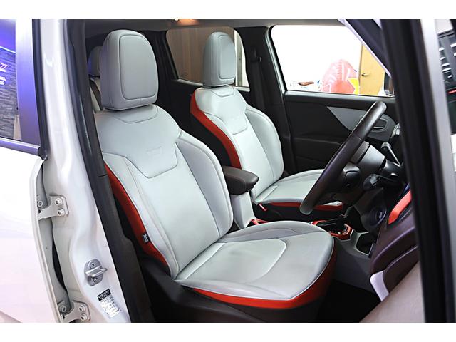 ジープ・レネゲード リミテッド　電動ガラスサンルーフ　アイボリー本革ヒーター付パワーシート　クルーズコントロール／ブラインドスポット　純正１７ｉｎＡＷ　ステアリングヒーター　ナビ／Ｂｔ／ＡＵＸ／ＵＳＢ／Ｂカメラ／ＥＴＣ　スマートキー（48枚目）