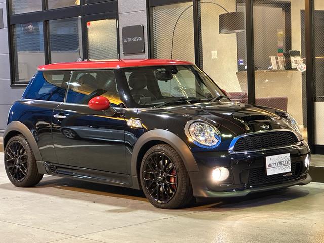 ＭＩＮＩ ジョンクーパーワークス　後期　Ｎ１８エンジン　１オーナ　純正黒革シート　純正１７インチ　シートヒーター　リアウイング　スポーツサス　ＪＣＷエアロ／マフラー　インテリアパネルレッド　バイキセノンライト　ヘッドライトウォッシャー（27枚目）